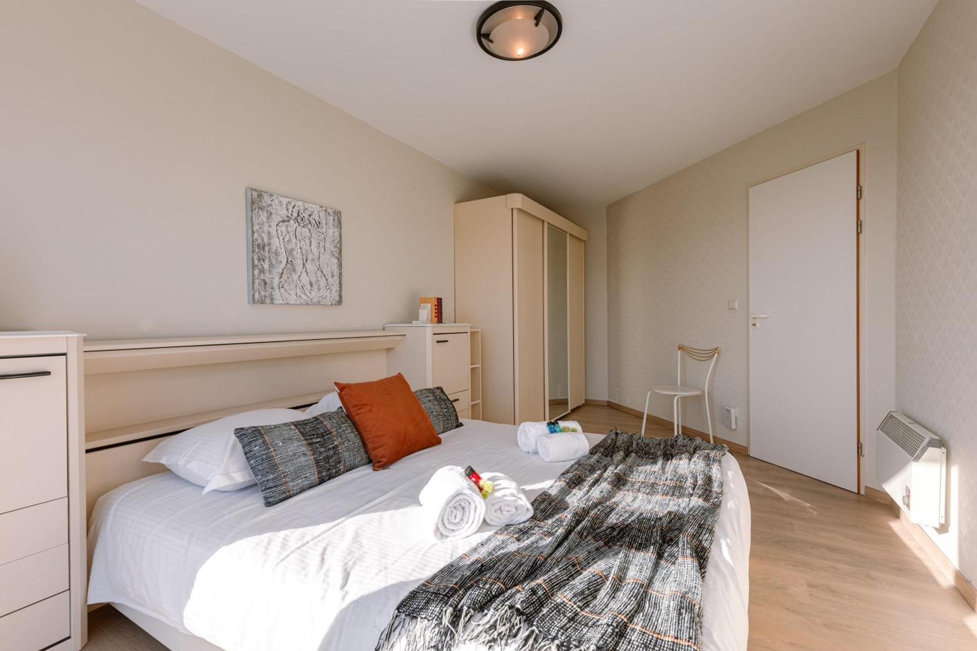 Huswell - Spacious & Modern Sea View Apartment With Garage Oostende Exteriör bild