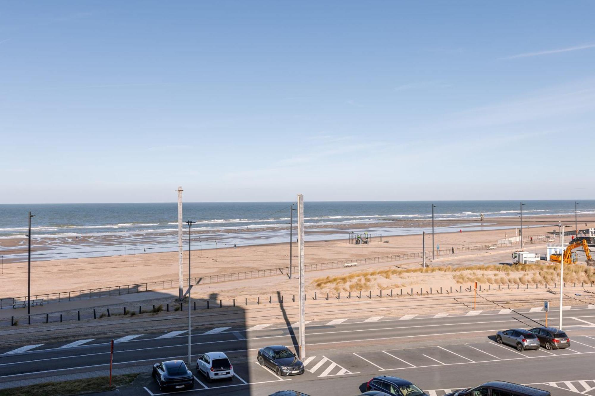 Huswell - Spacious & Modern Sea View Apartment With Garage Oostende Exteriör bild
